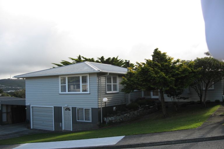 Photo of property in 28 Link Road, Newlands, Wellington, 6037