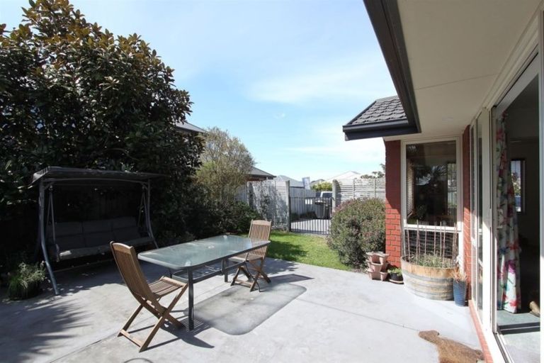 Photo of property in 6 Punga Lane, Parklands, Christchurch, 8083