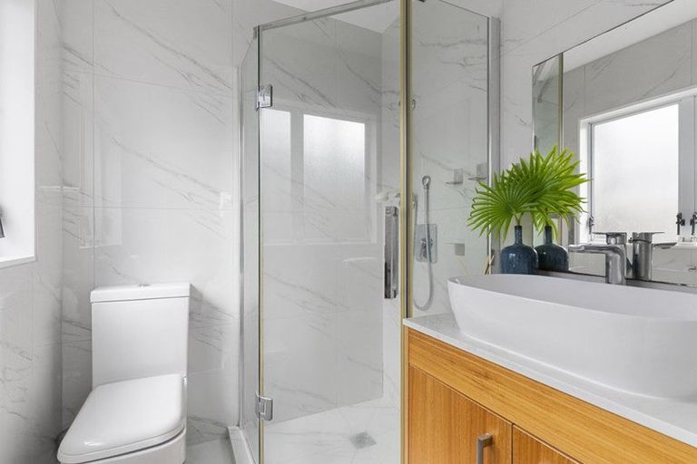 Photo of property in 2/9 Colmar Road, Mellons Bay, Auckland, 2014