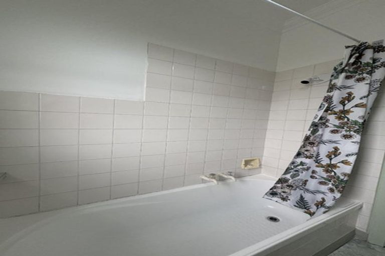 Photo of property in 17 Wallath Road, Westown, New Plymouth, 4310