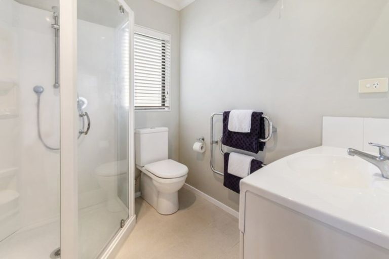 Photo of property in 15 Wroxton Place, Waiuku, 2123