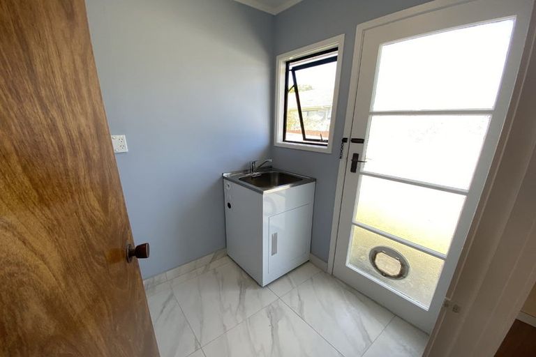 Photo of property in 1/16 Cabello Place, Unsworth Heights, Auckland, 0632