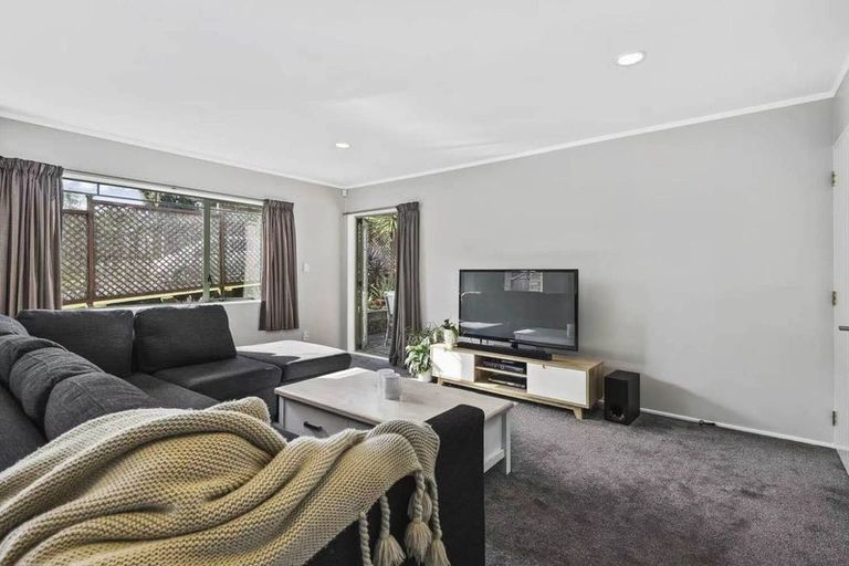 Photo of property in 1 Marbella Drive, Massey, Auckland, 0614