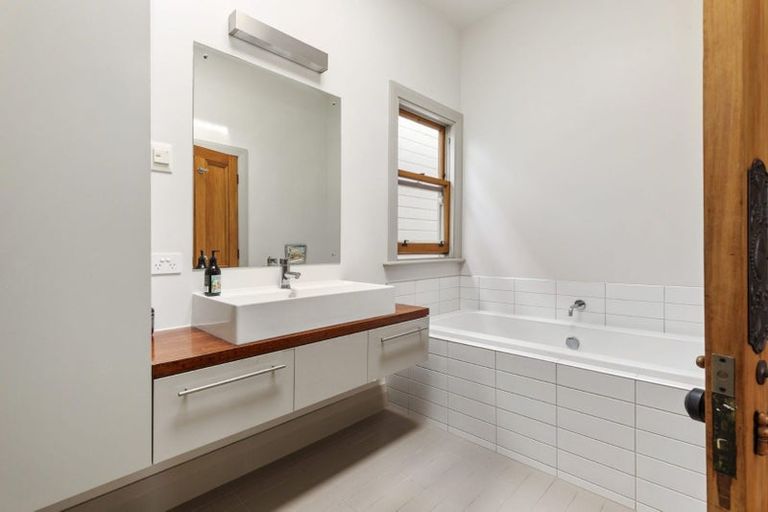 Photo of property in 43 Grove Road, Kelburn, Wellington, 6012