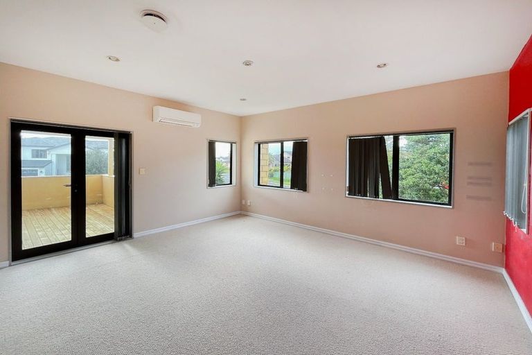 Photo of property in 28 Waimanu Bay Drive, Te Atatu Peninsula, Auckland, 0610