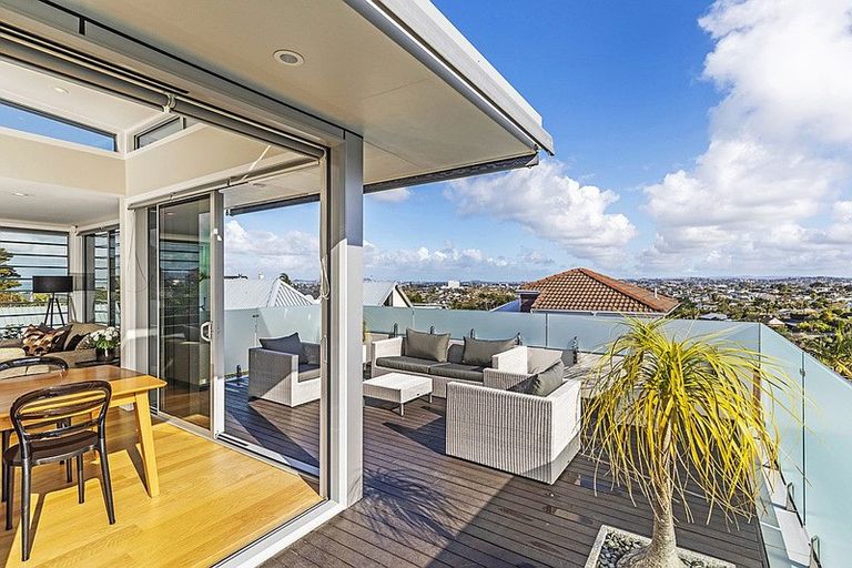 Photo of property in 2/49 Seaview Road, Castor Bay, Auckland, 0620