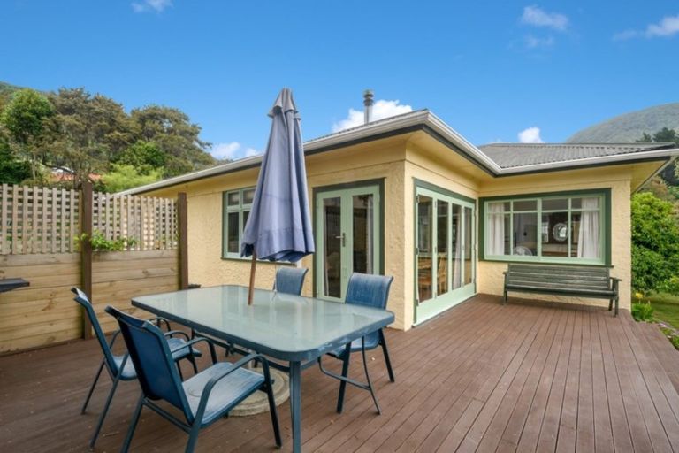 Photo of property in 50 Durham Street, Picton, 7220