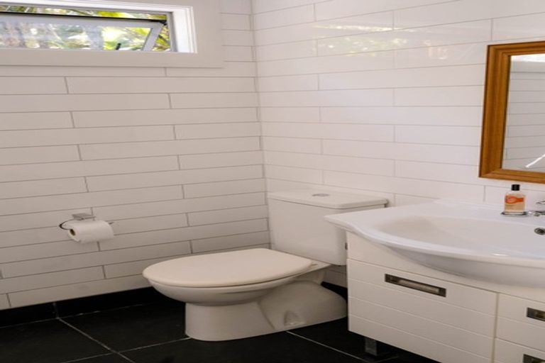 Photo of property in 41 Warner Park Avenue, Laingholm, Auckland, 0604