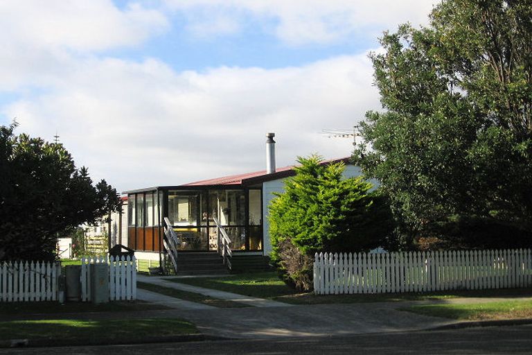 Photo of property in 3 Eruini Street, Waikanae Beach, Waikanae, 5036