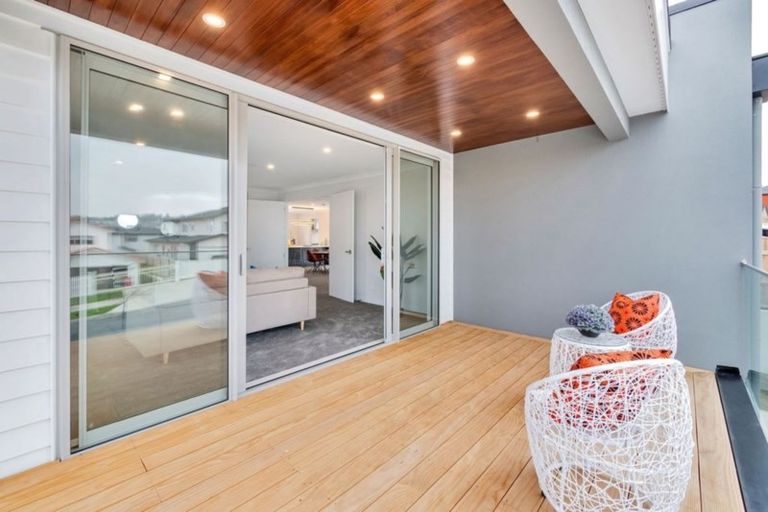 Photo of property in 4 Lagonda Rise, Oteha, Auckland, 0632