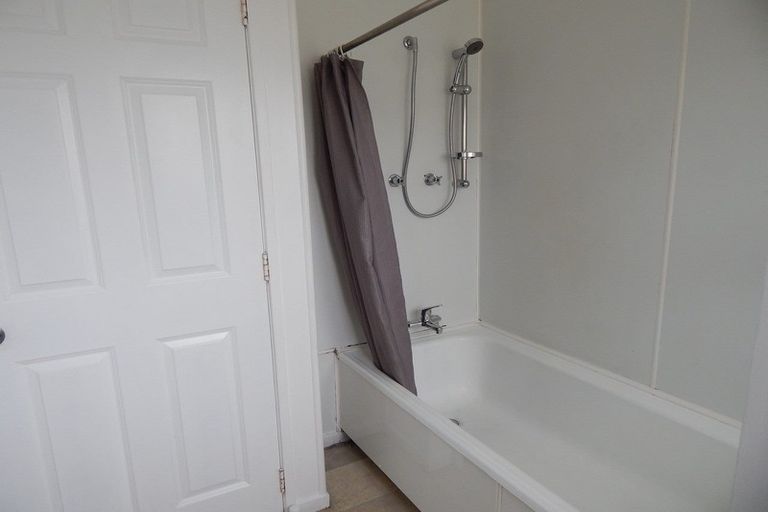 Photo of property in 2/124 Te Atatu Road, Te Atatu South, Auckland, 0610