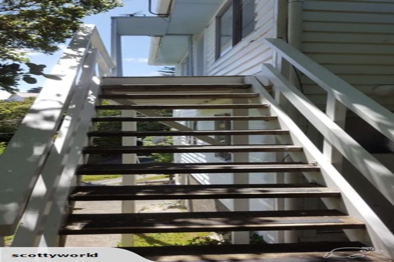 Photo of property in 2/4 Glanmire Road, Newlands, Wellington, 6037