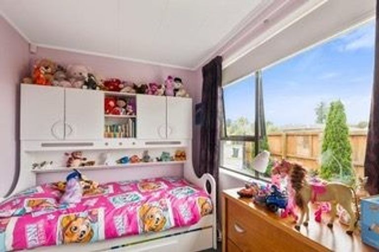 Photo of property in 70 Royal Park Drive, Parklands, Christchurch, 8083