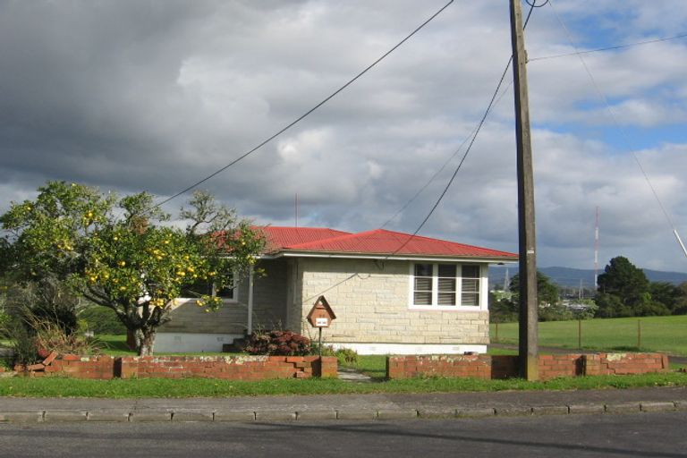 Photo of property in 28 Waione Avenue, Te Atatu Peninsula, Auckland, 0610