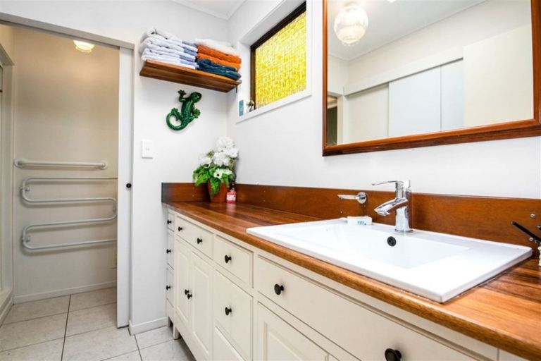 Photo of property in 2 Cezanne Place, New Lynn, Auckland, 0600