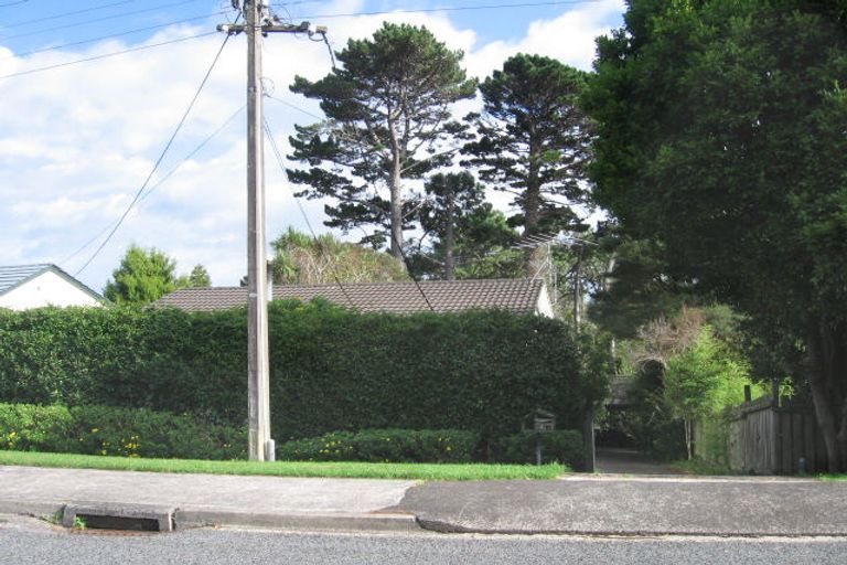 Photo of property in 1/1a Radiata Lane, Chatswood, Auckland, 0626