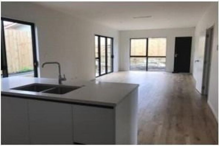 Photo of property in 5d Sorrel Crescent, Bucklands Beach, Auckland, 2012