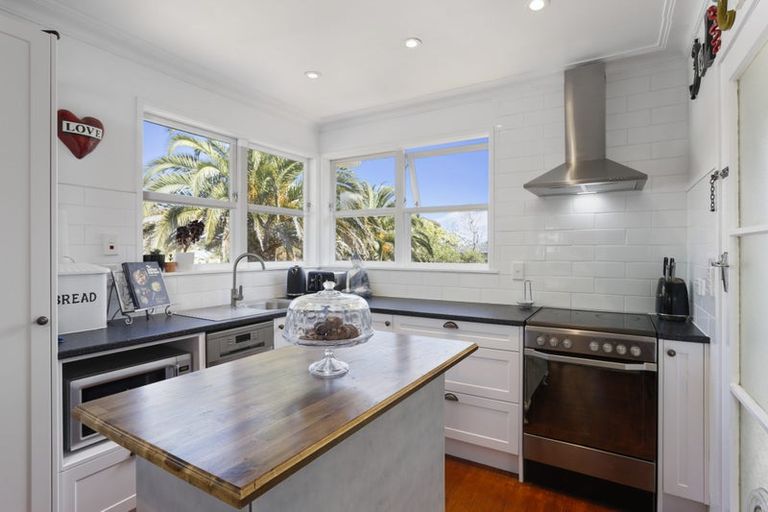 Photo of property in 30 Arosa Place, Forrest Hill, Auckland, 0620