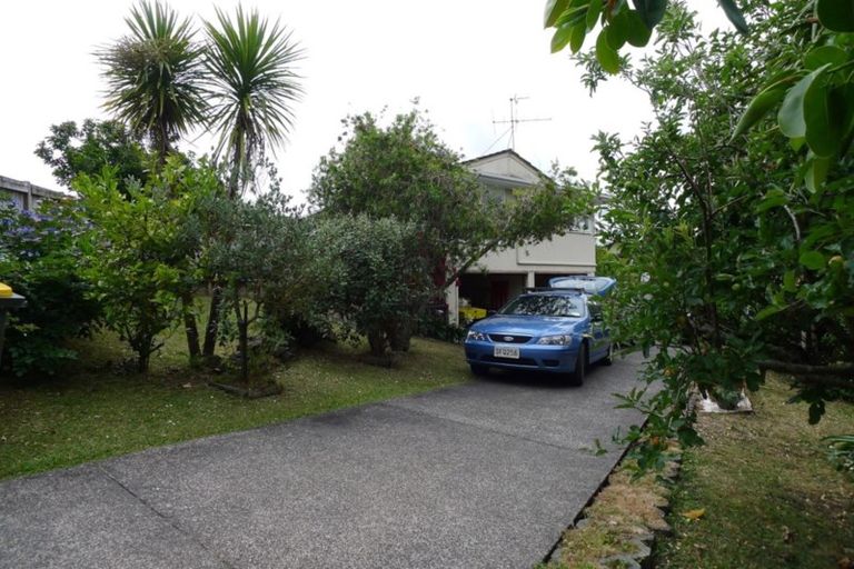 Photo of property in 2/33 Easton Parade, Glenfield, Auckland, 0629