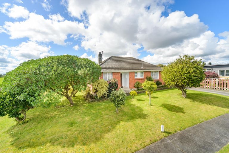 Photo of property in 60 Exeter Crescent, Takaro, Palmerston North, 4412