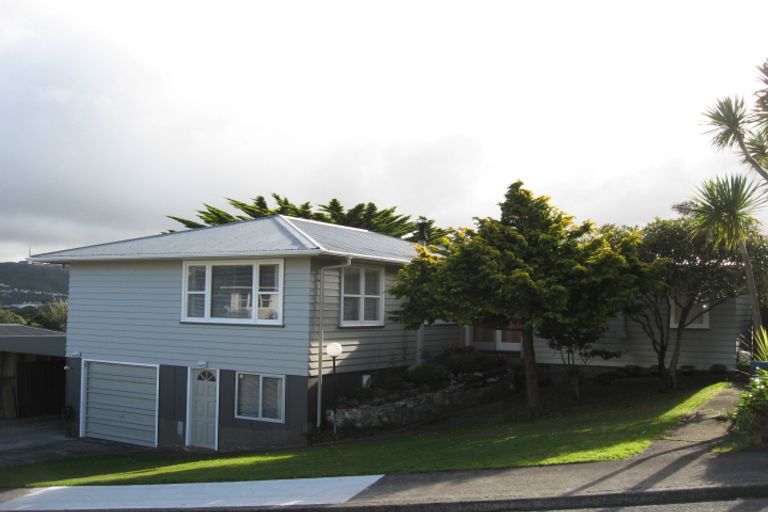 Photo of property in 28 Link Road, Newlands, Wellington, 6037