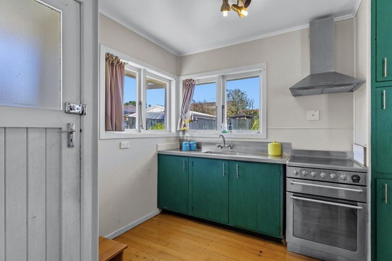 Photo of property in 4 Duncan Avenue, Te Atatu South, Auckland, 0610