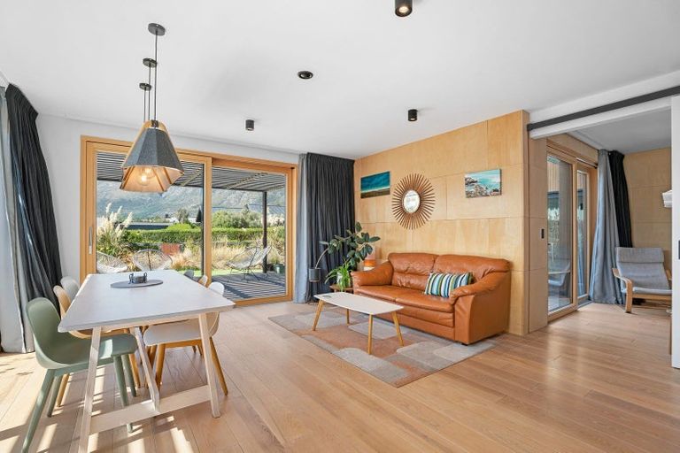 Photo of property in 6 Soudley Court, Jacks Point, Queenstown, 9371