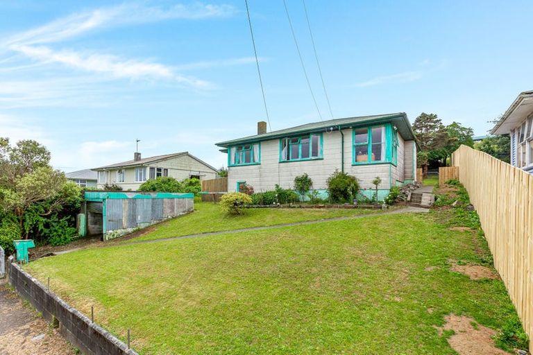 Photo of property in 15 Northumberland Street, Cannons Creek, Porirua, 5024