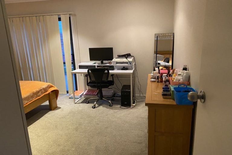 Photo of property in 43 Deverell Place, Northcross, Auckland, 0632