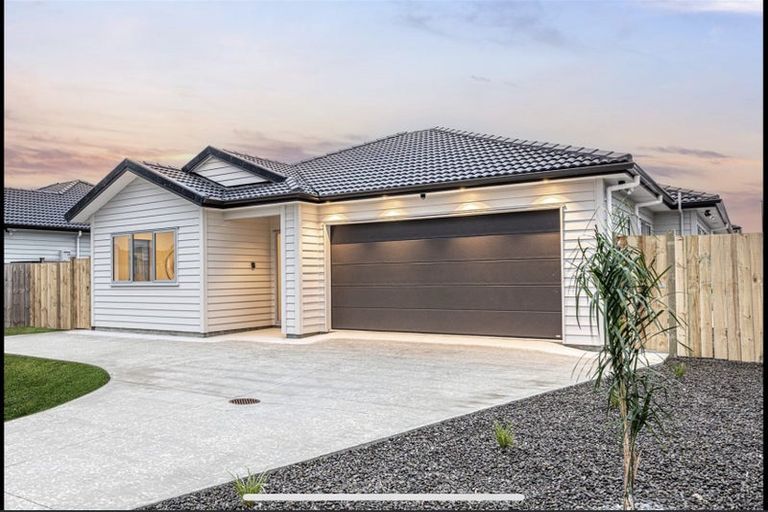 Photo of property in 15 Walter Ruddock Avenue, Kumeu, 0810