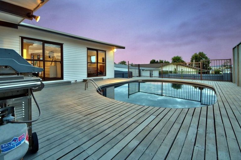 Photo of property in 15 Bodi Place, Te Atatu South, Auckland, 0610