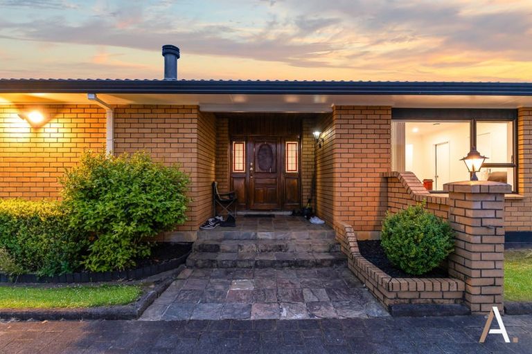 Photo of property in 4 Kingsclere Place, Goodwood Heights, Auckland, 2105