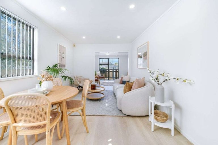 Photo of property in 2/7 Mon Desir Place, Manurewa, Auckland, 2102