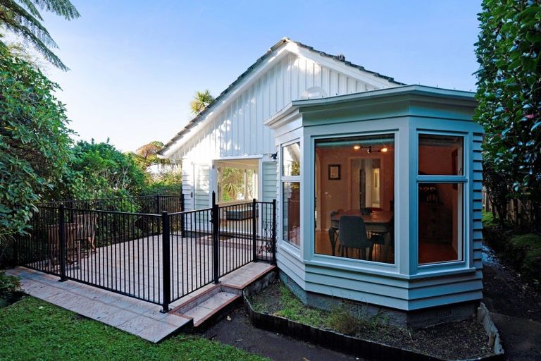 Photo of property in 48 Homewood Crescent, Karori, Wellington, 6012