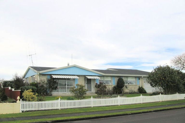 Photo of property in 6 Sandalwood Drive, Dinsdale, Hamilton, 3204