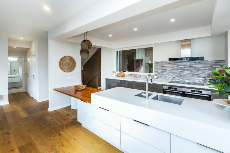 Photo of property in 2 Challenger Lane, Redcliffs, Christchurch, 8081