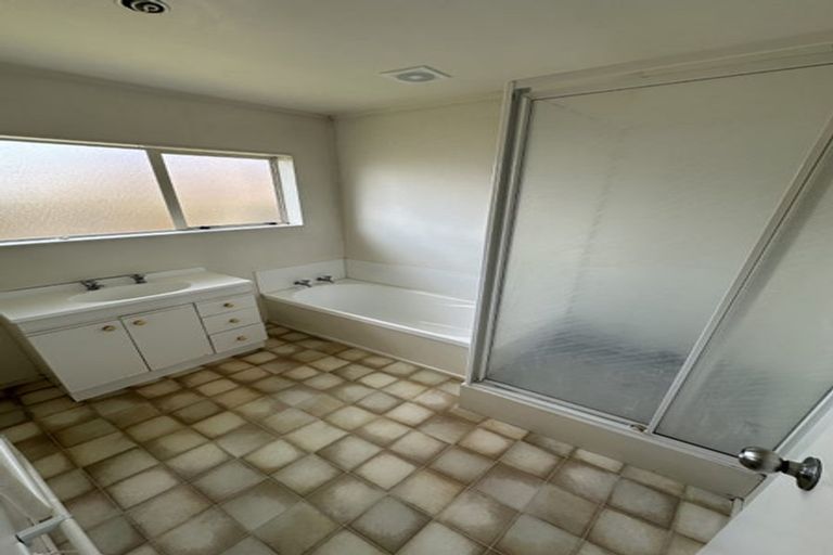 Photo of property in 2/20 Mt Blanc Place, Northpark, Auckland, 2013