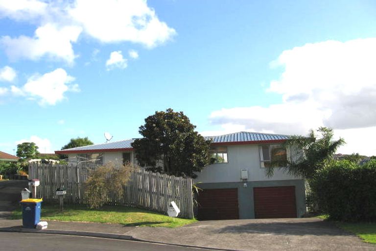 Photo of property in 2/17 Grenadine Place, Unsworth Heights, Auckland, 0632