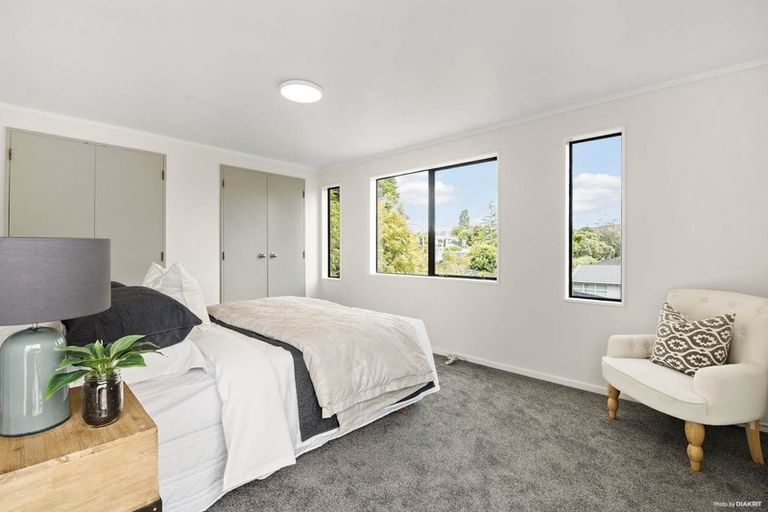 Photo of property in 2/523 Glenfield Road, Glenfield, Auckland, 0629
