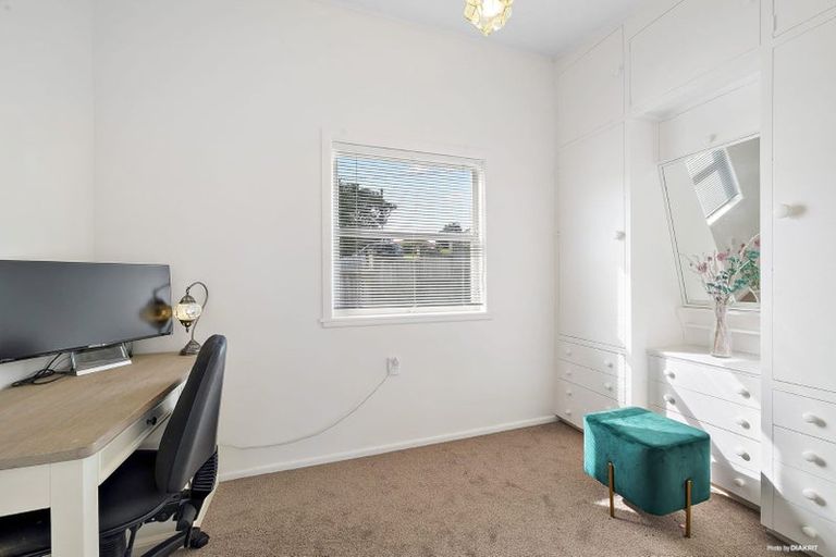 Photo of property in 1/592 East Coast Road, Pinehill, Auckland, 0630