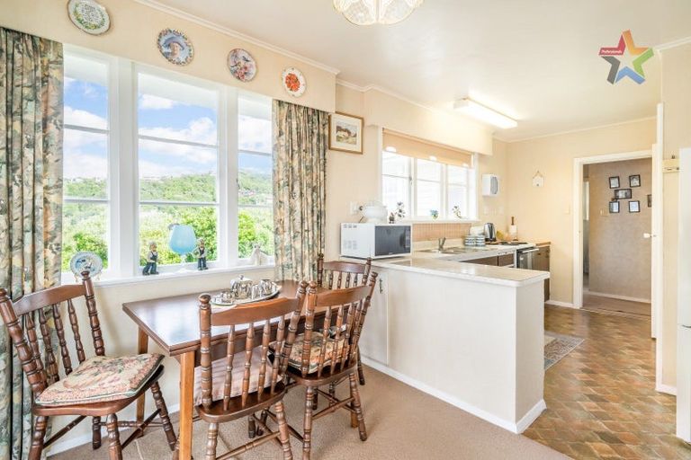 Photo of property in 60 Pokohiwi Road, Normandale, Lower Hutt, 5010