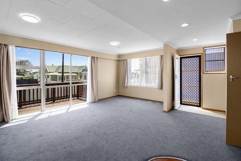 Photo of property in 303a Devon Street West, New Plymouth, 4310