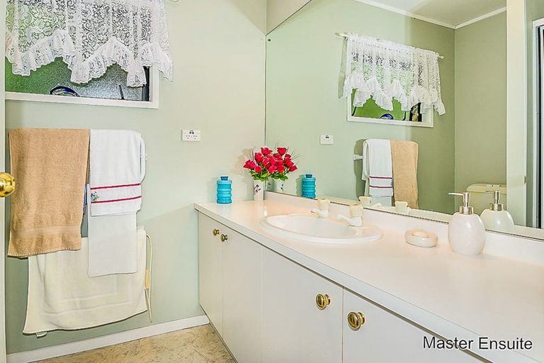 Photo of property in 1/10 Chedworth Drive, Glenfield, Auckland, 0629