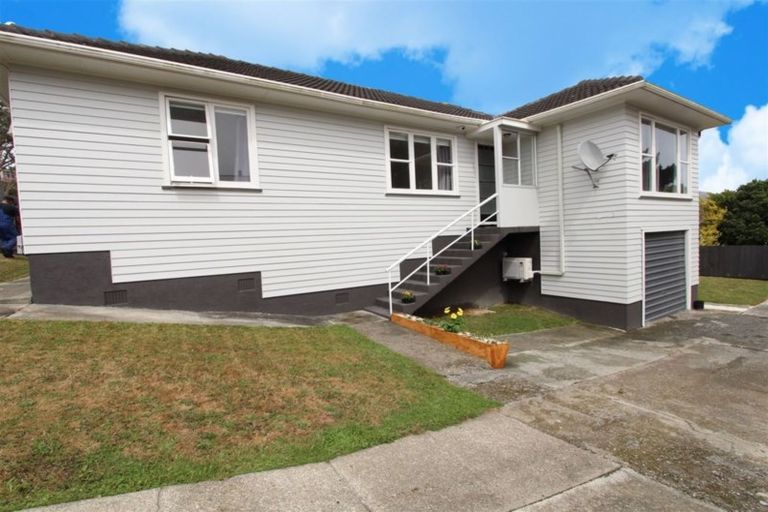 Photo of property in 31 Turville Crescent, Newlands, Wellington, 6037