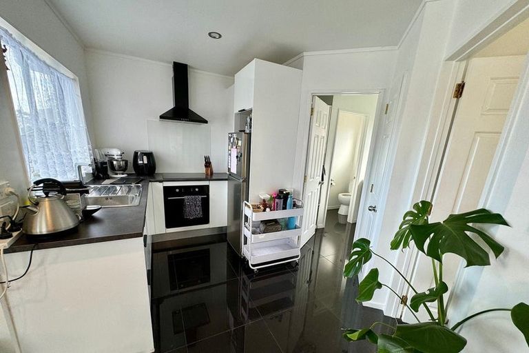 Photo of property in 1 Ryden Place, Glen Eden, Auckland, 0602