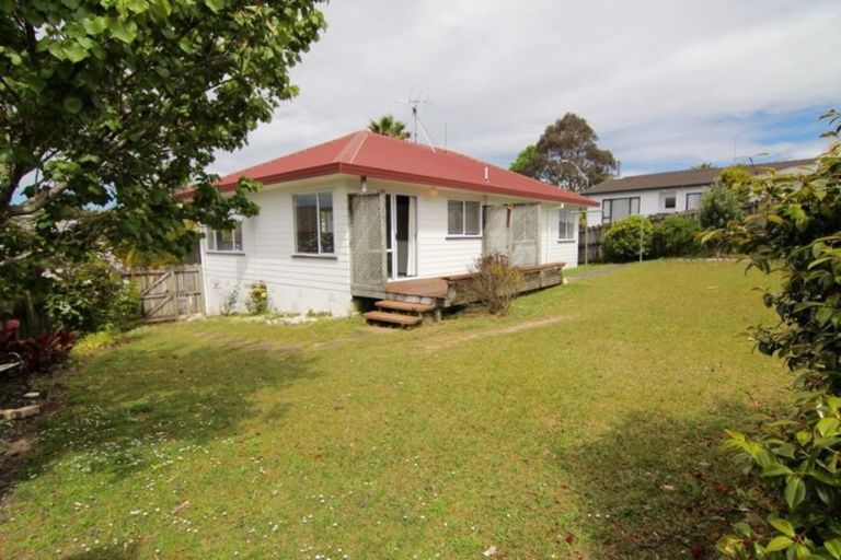 Photo of property in 17 Caribbean Drive, Unsworth Heights, Auckland, 0632