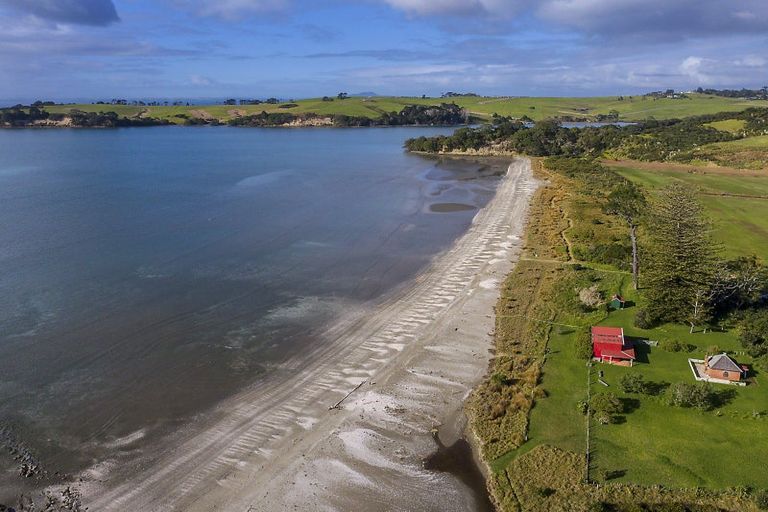 Photo of property in 1 Takahuri Place, Okura Bush, Silverdale, 0794