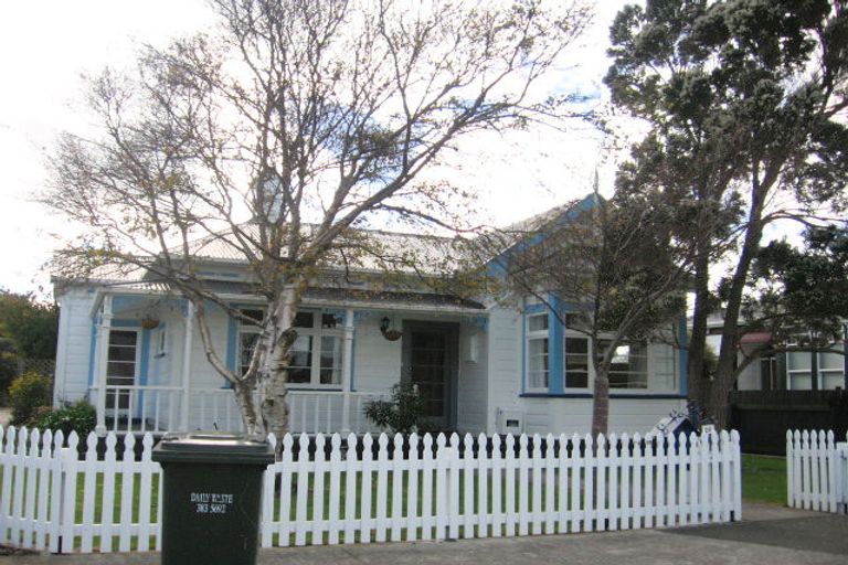 Photo of property in 28 Whites Line West, Woburn, Lower Hutt, 5010