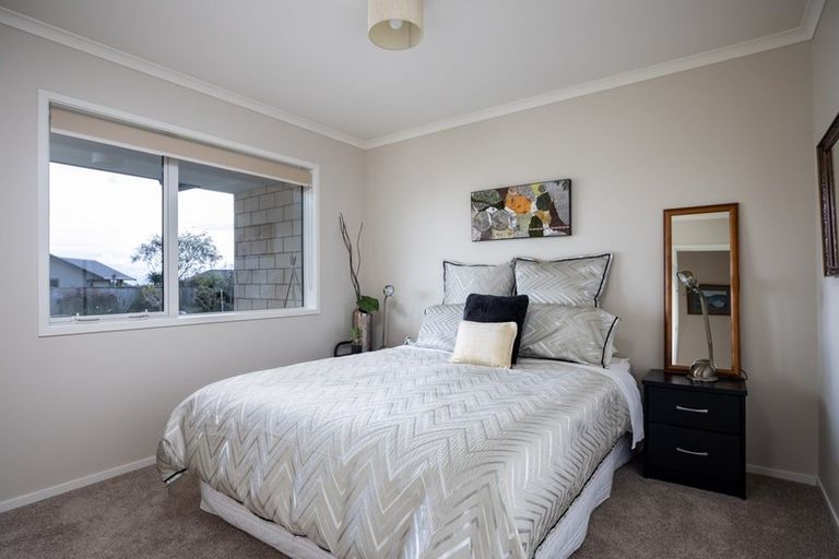 Photo of property in 28 Aderman Place, Hurworth, New Plymouth, 4310