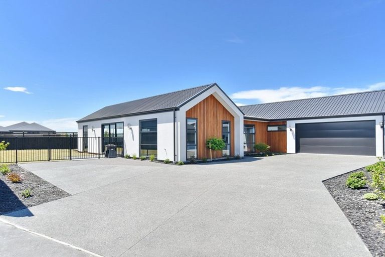 Photo of property in 17 Angus Place, Rangiora, 7400